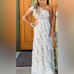 Beautiful spring Mac duggal embroidered gown formal dress